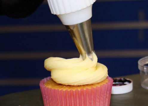 decorate cupcake